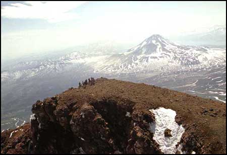 На заднем плане — вулкан Ильинская Сопка